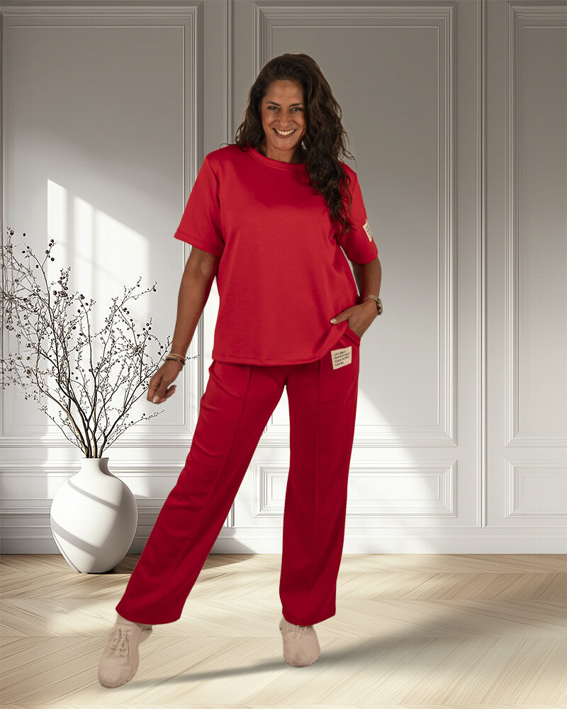 Rood joggingpak lang van El-Vita