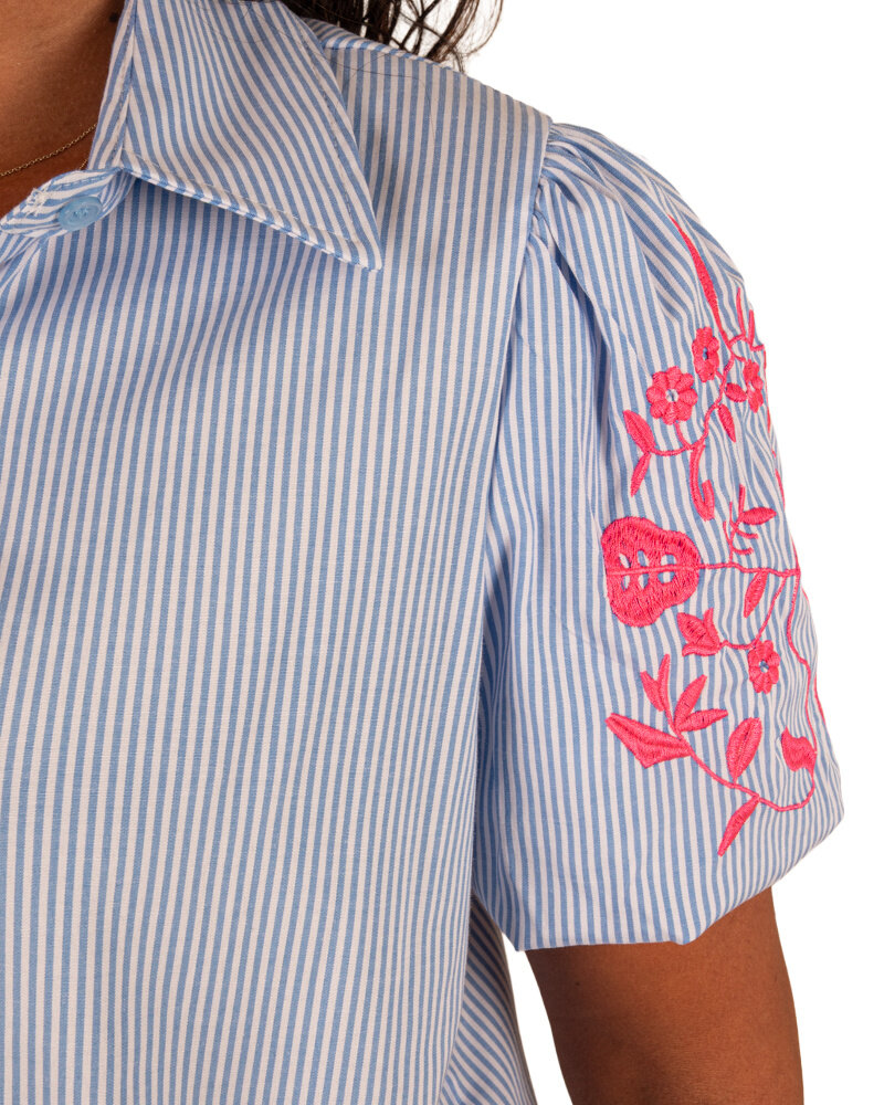 Blauw/wit blouse geborduurde pofmouw roze van Gemma Ricceri