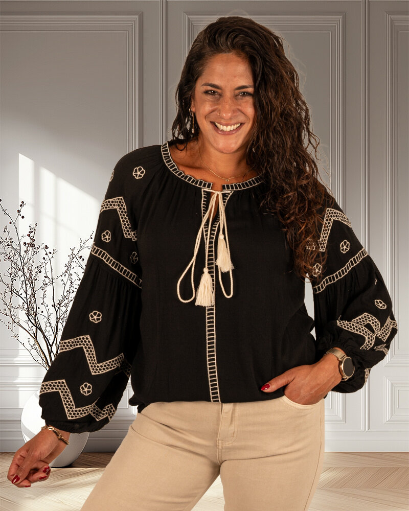 Zwarte blouse borduur van Vera Jo