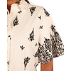 Off-white/black print travelstof blouse korte mouw van Mi Piace