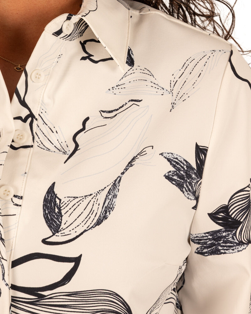 Off white/dark flower print travelstof blouse korte mouw van Mi Piace