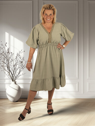 New Collection Legergroene jurk pofmouw