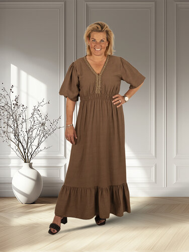 New Collection Donkerbruine lange jurk pofmouw