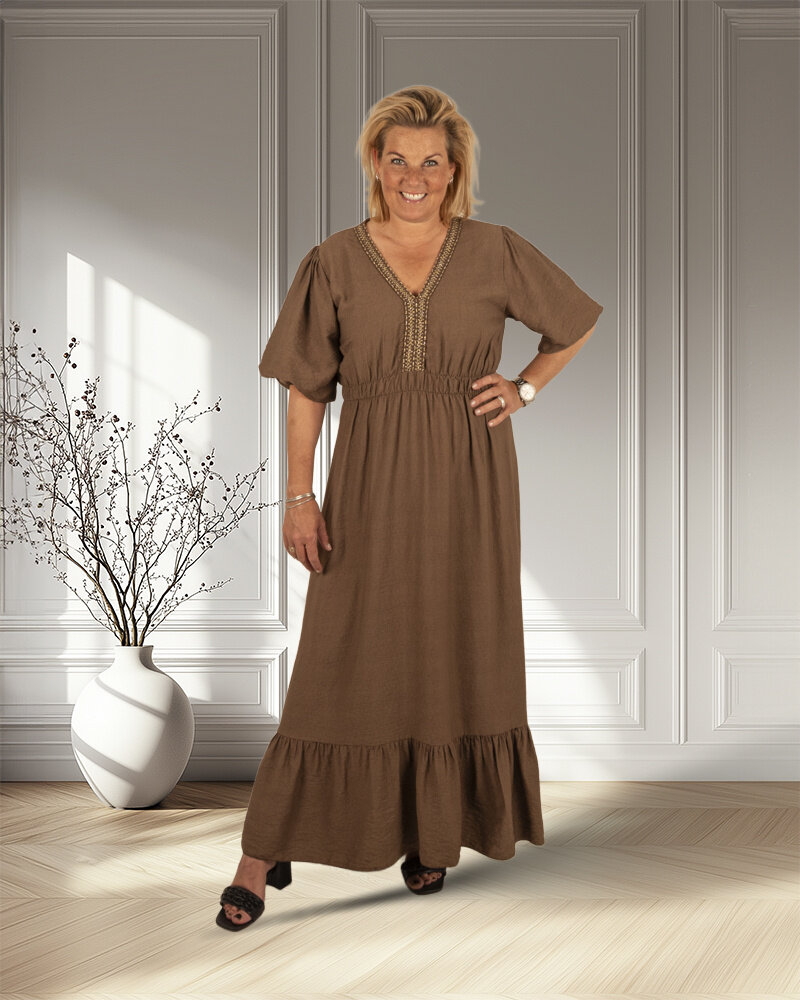 Donkerbruine lange jurk pofmouw van New Collection