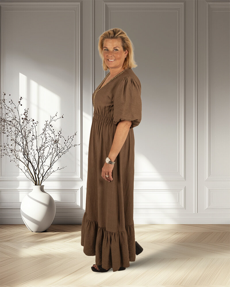 Donkerbruine lange jurk pofmouw van New Collection