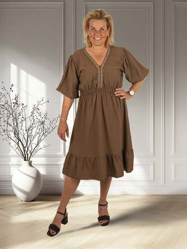 New Collection Donkerbruine jurk pofmouw