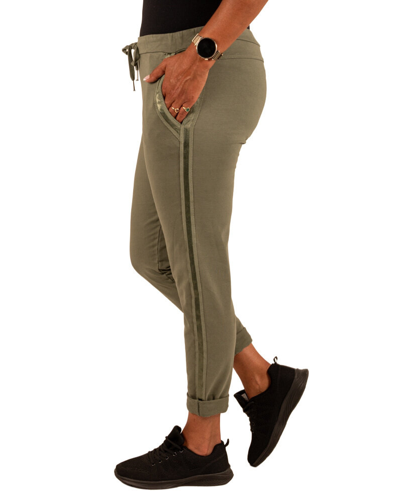 Legergroene joggingbroek met bies van Gemma Ricceri