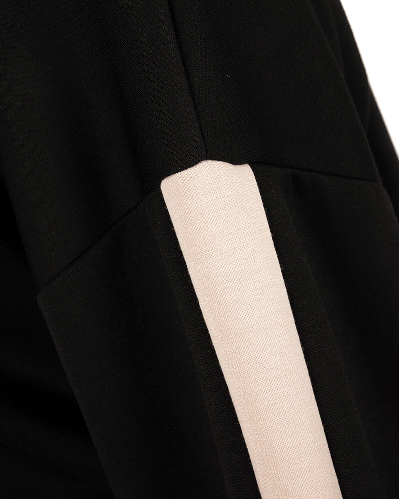 Zwart joggingpak met beige bies van El-Vita