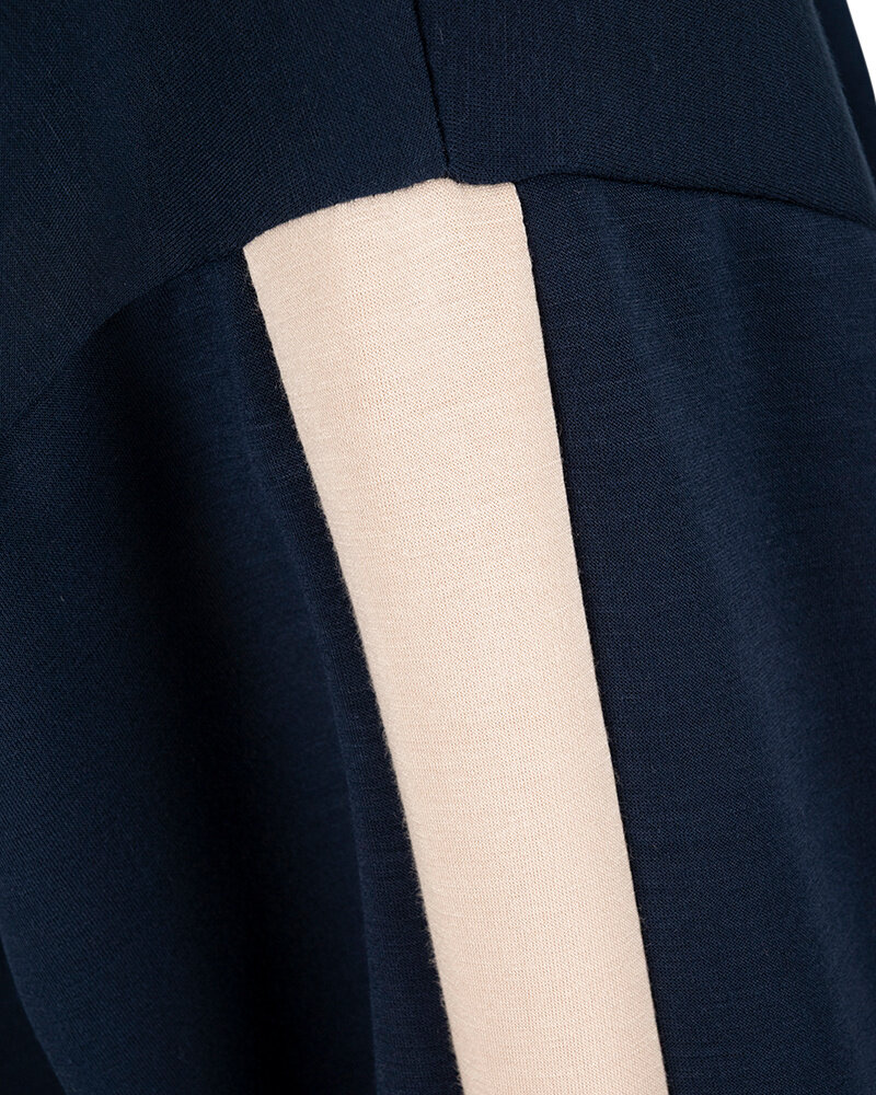 Marine blauw joggingpak met beige bies van El-Vita