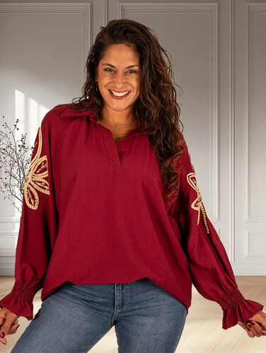 Gemma Ricceri Bordeaux blouse met gouden mouw applicatie