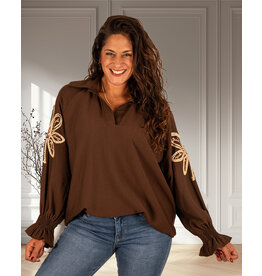 Gemma Ricceri Bruine blouse met gouden mouw applicatie