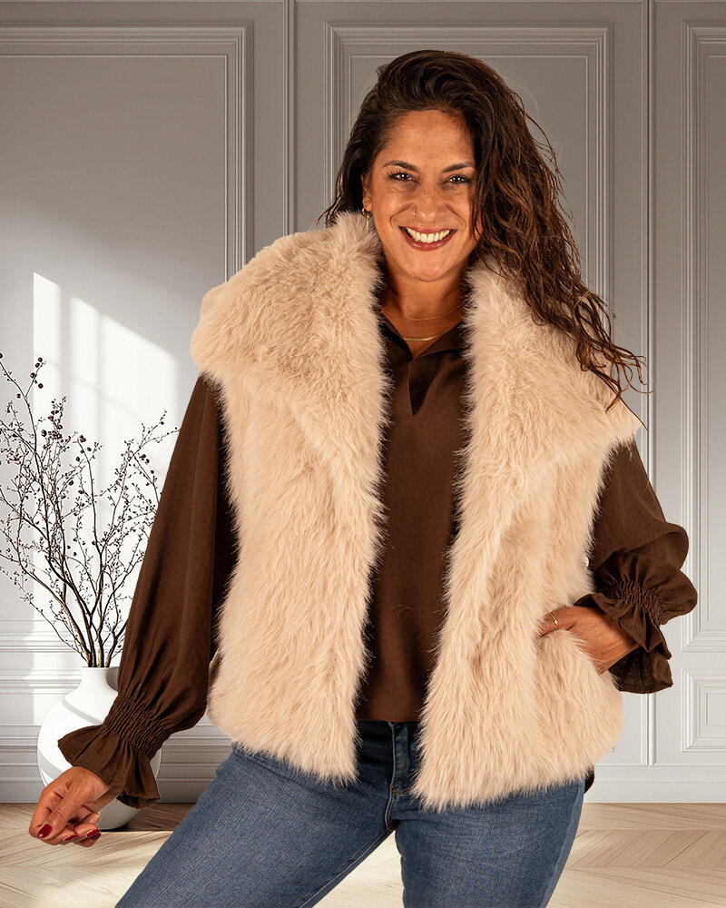 Beige faux fur bodywarmer van El vita
