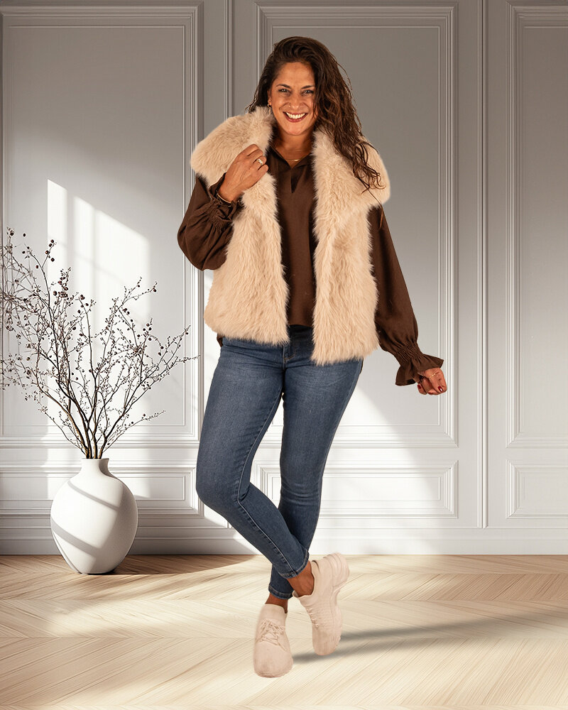 Beige faux fur bodywarmer van El vita