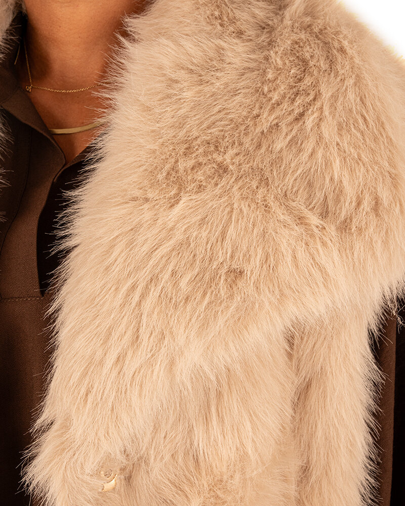 Beige faux fur bodywarmer van El vita