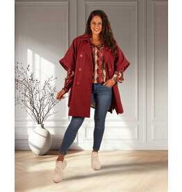 Bordeaux trenchcoat van Zeta Otto
