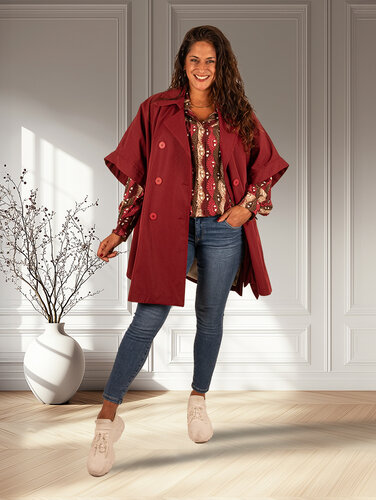 Bordeaux trenchcoat van Zeta Otto