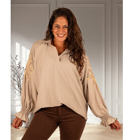 Gemma Ricceri Beige blouse met gouden mouw applicatie