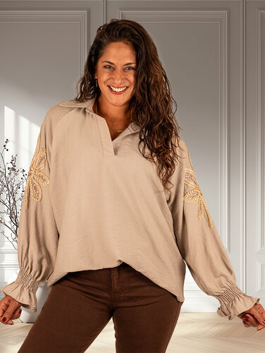 Gemma Ricceri Beige blouse met gouden mouw applicatie