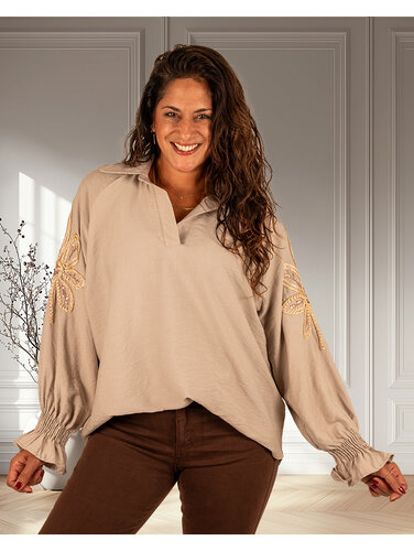 Gemma Ricceri Beige blouse met gouden mouw applicatie