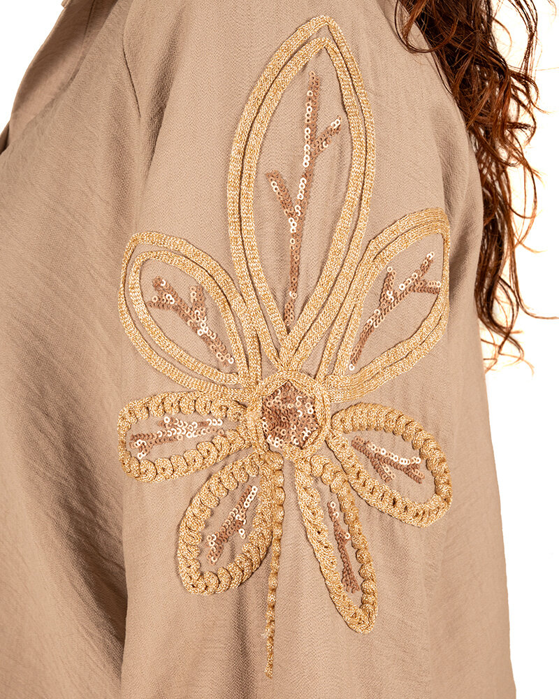 Beige blouse met gouden mouw applicatie van Gemma Ricceri
