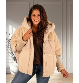 Beige winterjas van Iz Naiz
