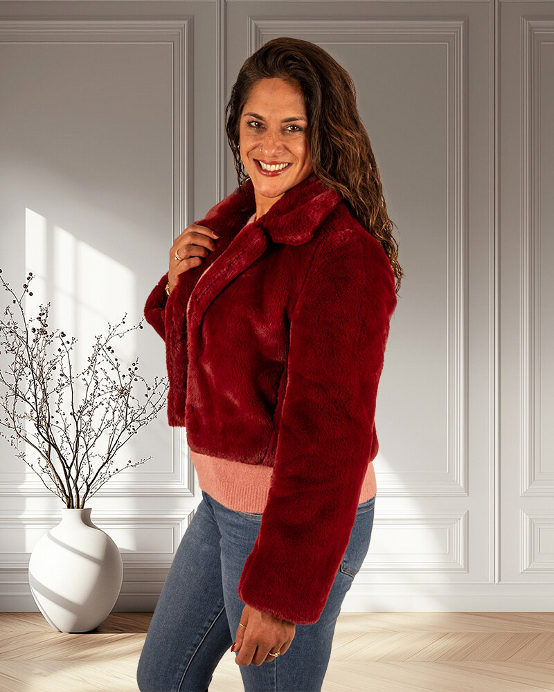 Bordeaux faux fur kort jasje van El vita