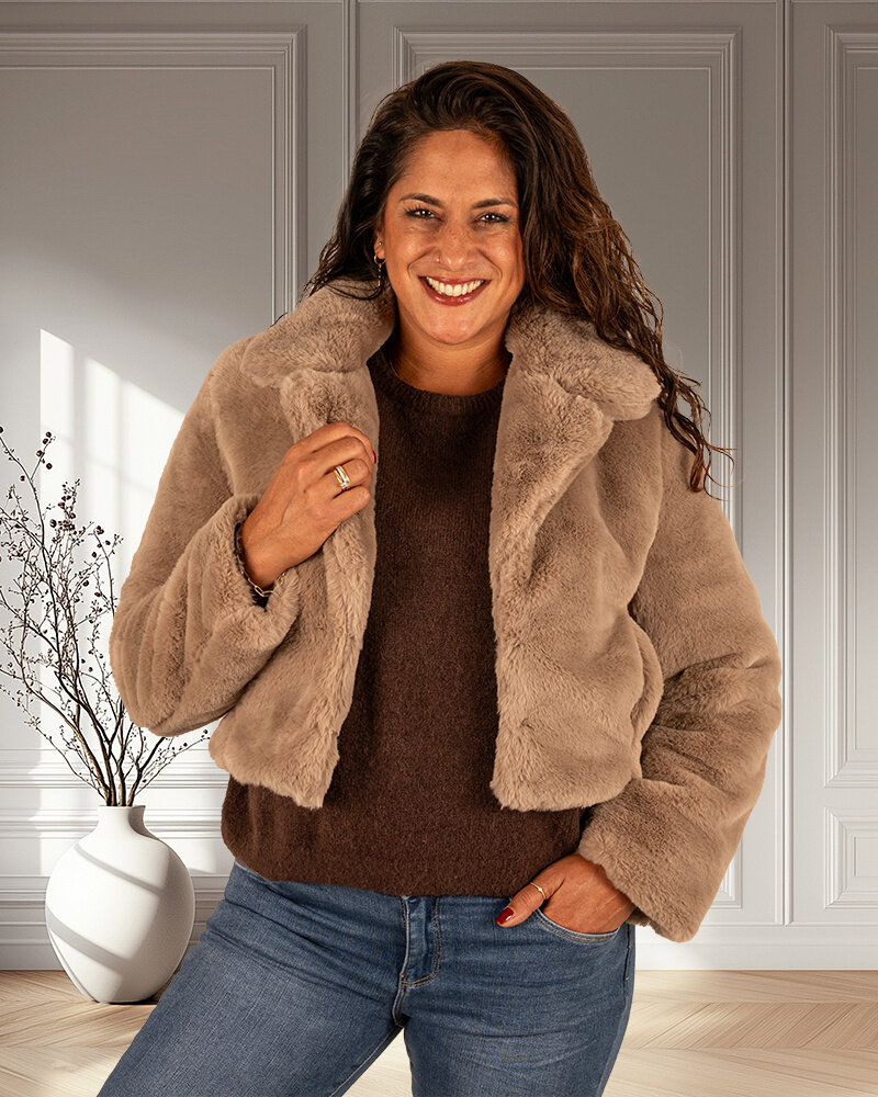 Beige faux fur kort jasje van El vita