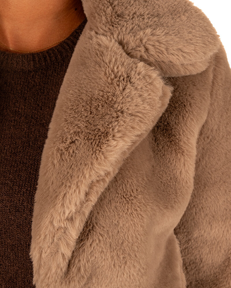 Beige faux fur kort jasje van El vita