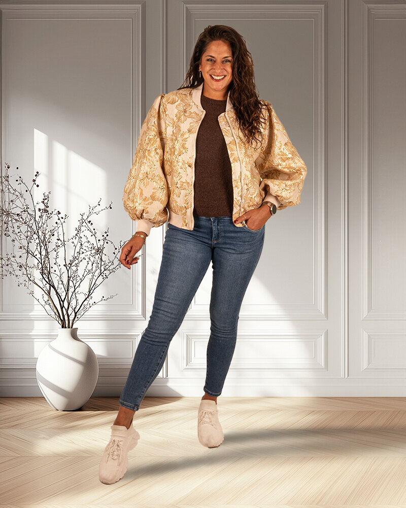 Beige/goud bloemen bomberjack van Lucy H.