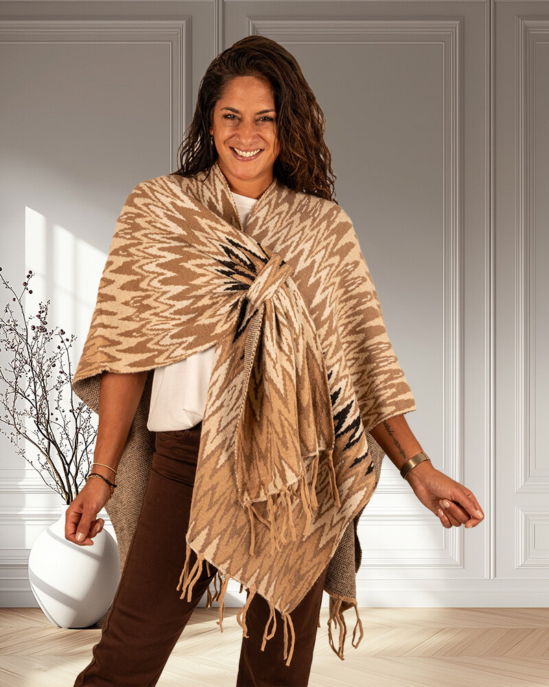 Beige zig-zag print poncho van Gemma Ricceri