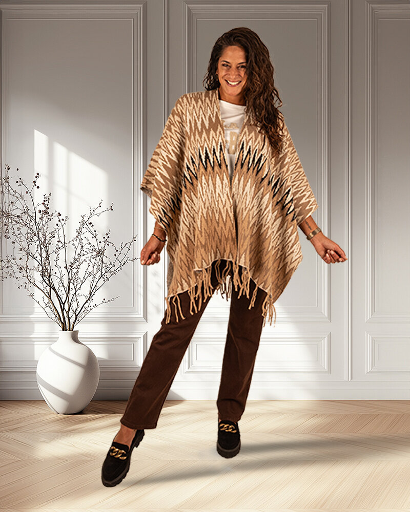 Beige zig-zag print poncho van Gemma Ricceri