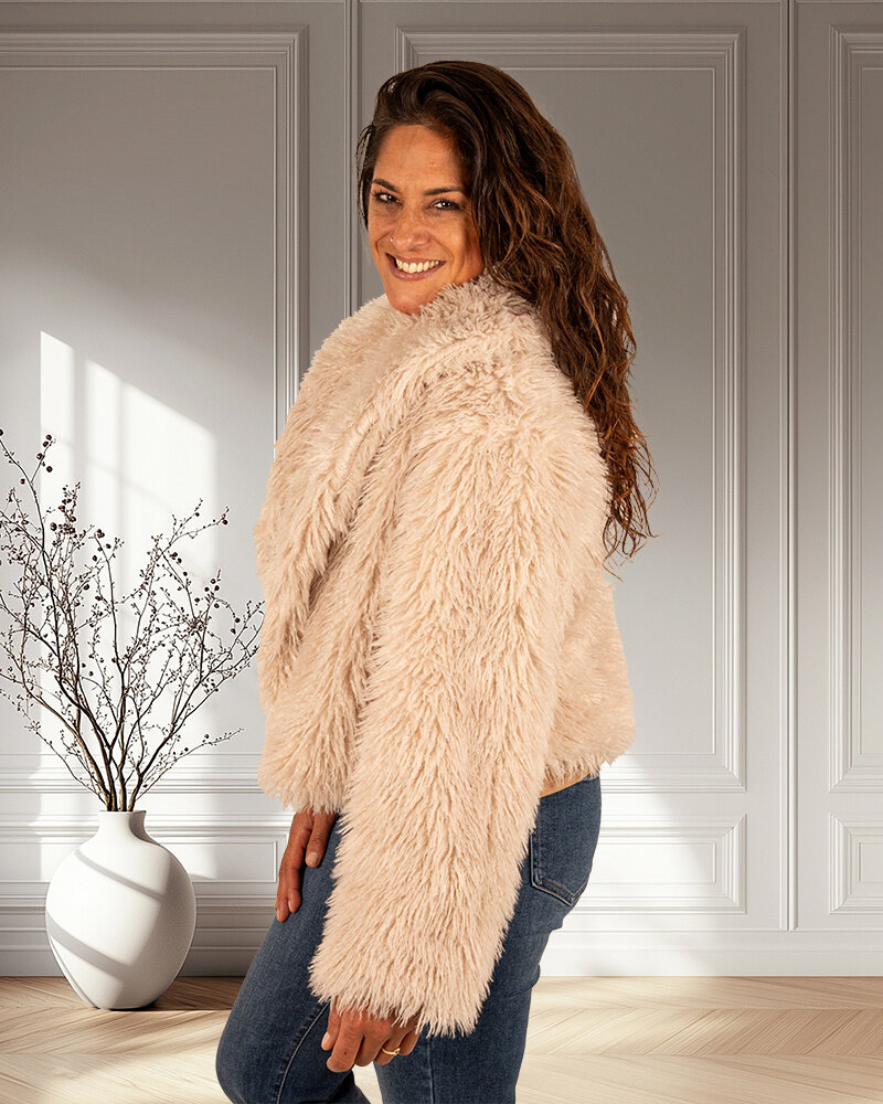 Beige fluffy jasje van Saison Nandi