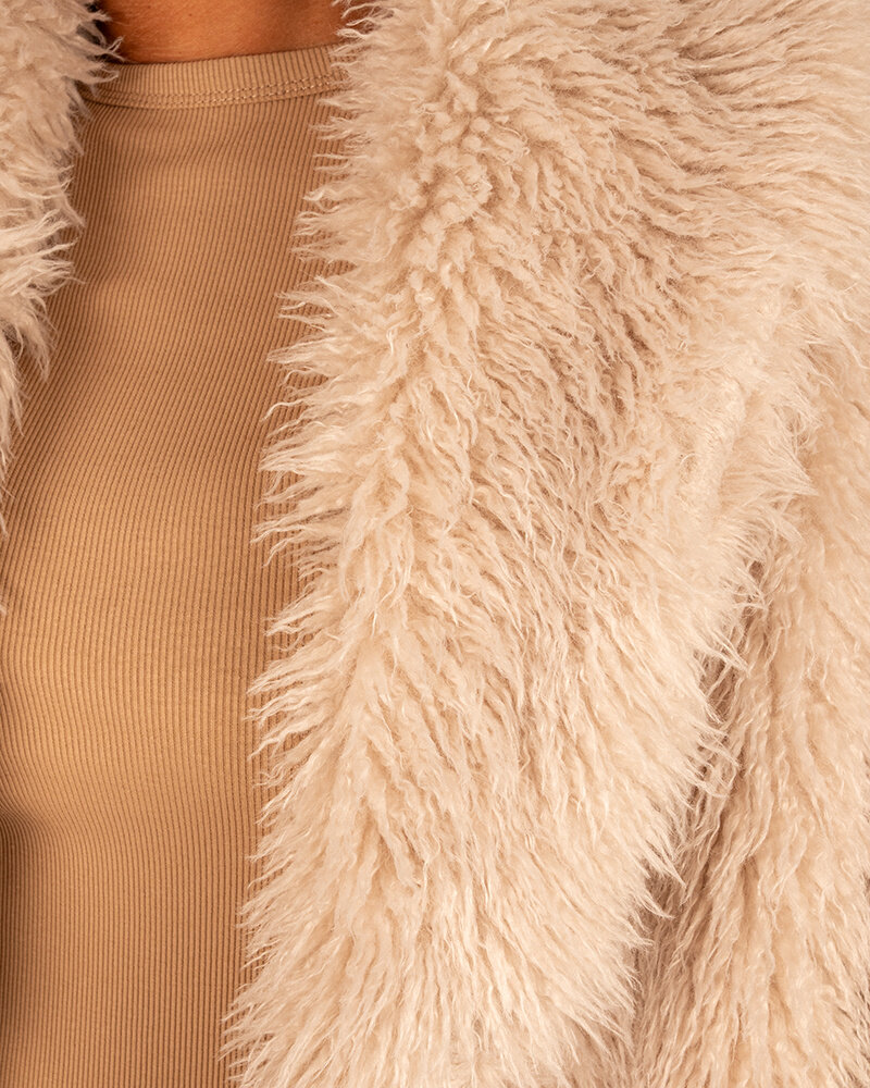 Beige fluffy jasje van Saison Nandi