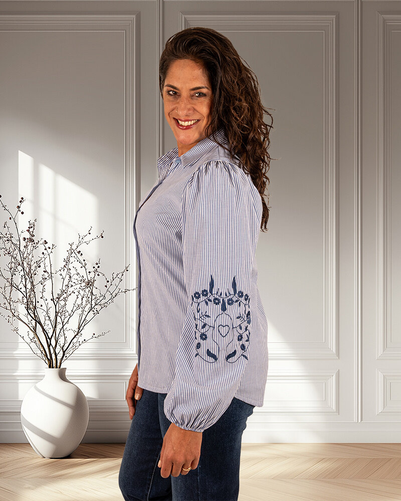 Blauw/wit gestreepte blouse borduur van Gemma Ricceri