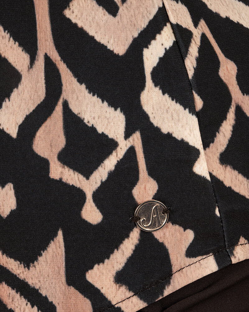 Beige/zwart print travelstof blouse van Angelle Milan