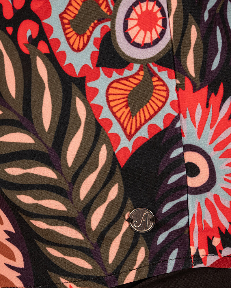 Zwart/rood print travelstof blouse van Angelle Milan