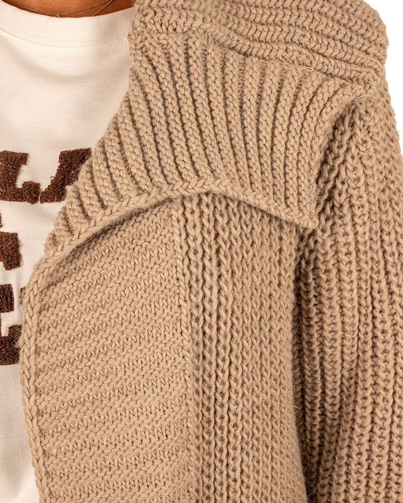Taupe lang gebreid vest van Dins Tricot
