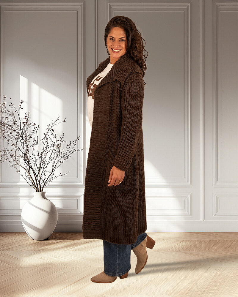 Donkerbruin lang gebreid vest van Dins Tricot