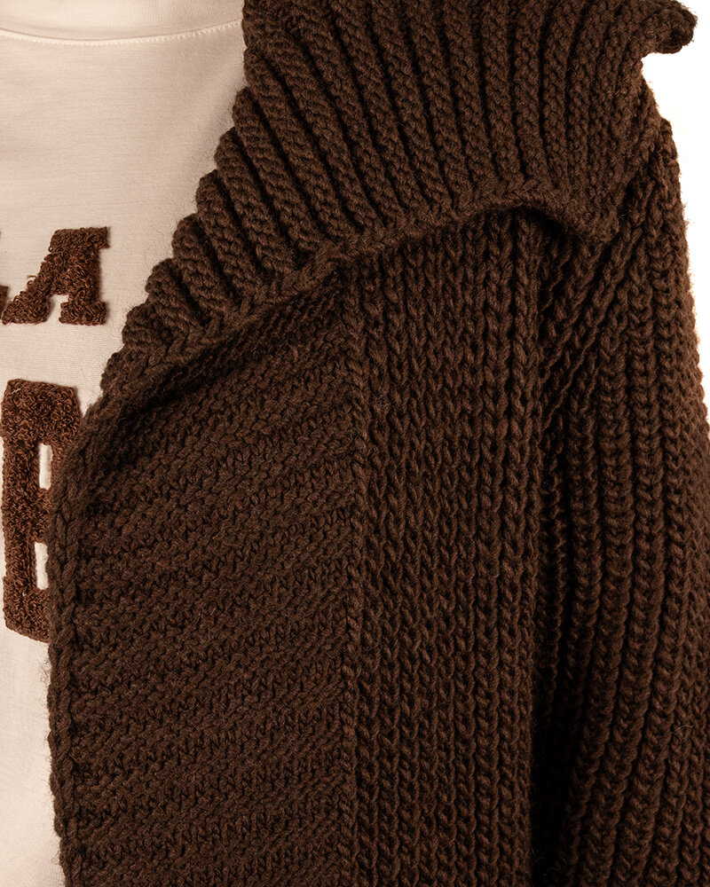 Donkerbruin lang gebreid vest van Dins Tricot