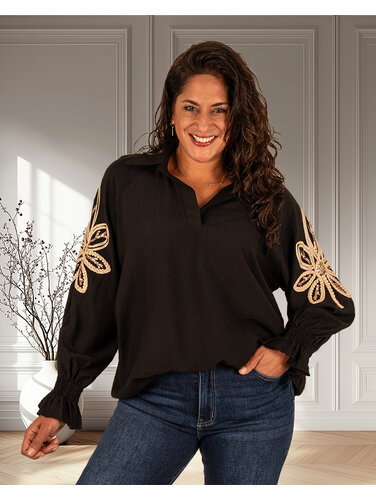 Gemma Ricceri Zwarte blouse met gouden mouw applicatie
