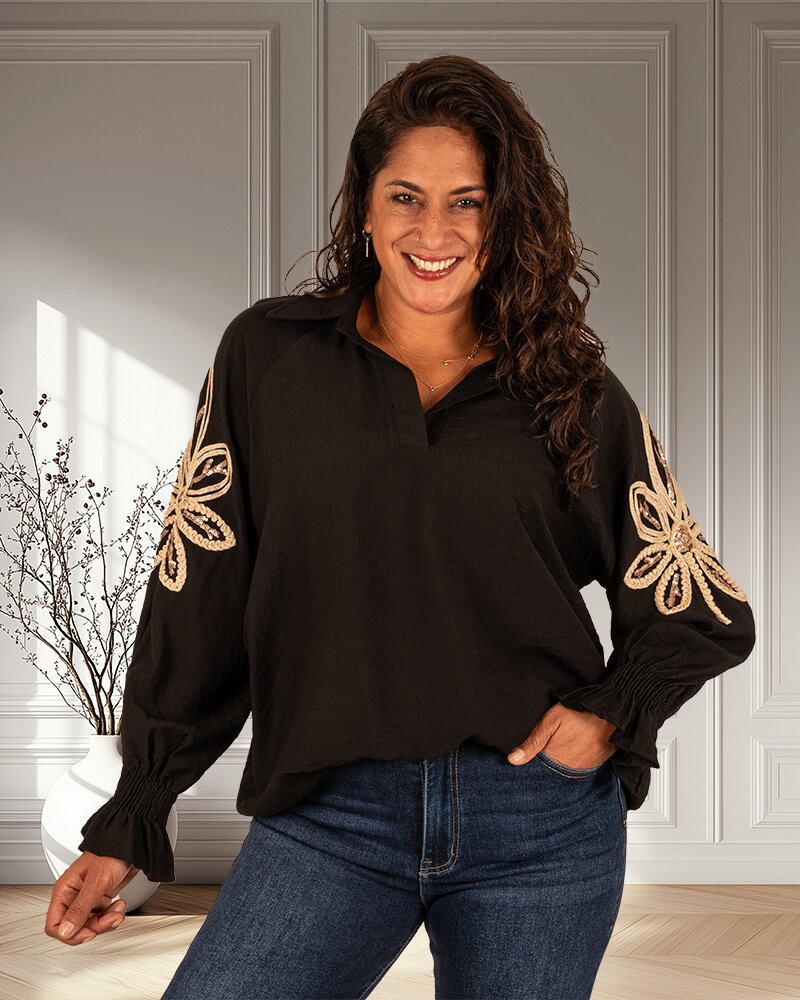 Zwarte blouse met gouden mouw applicatie van Gemma Ricceri