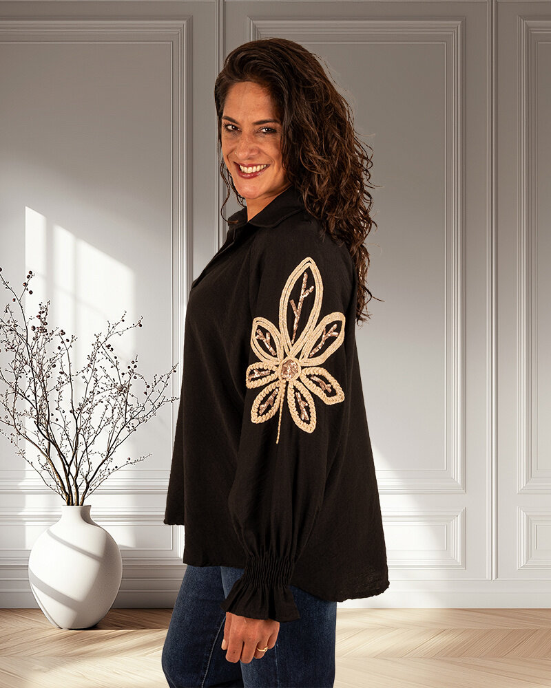 Zwarte blouse met gouden mouw applicatie van Gemma Ricceri