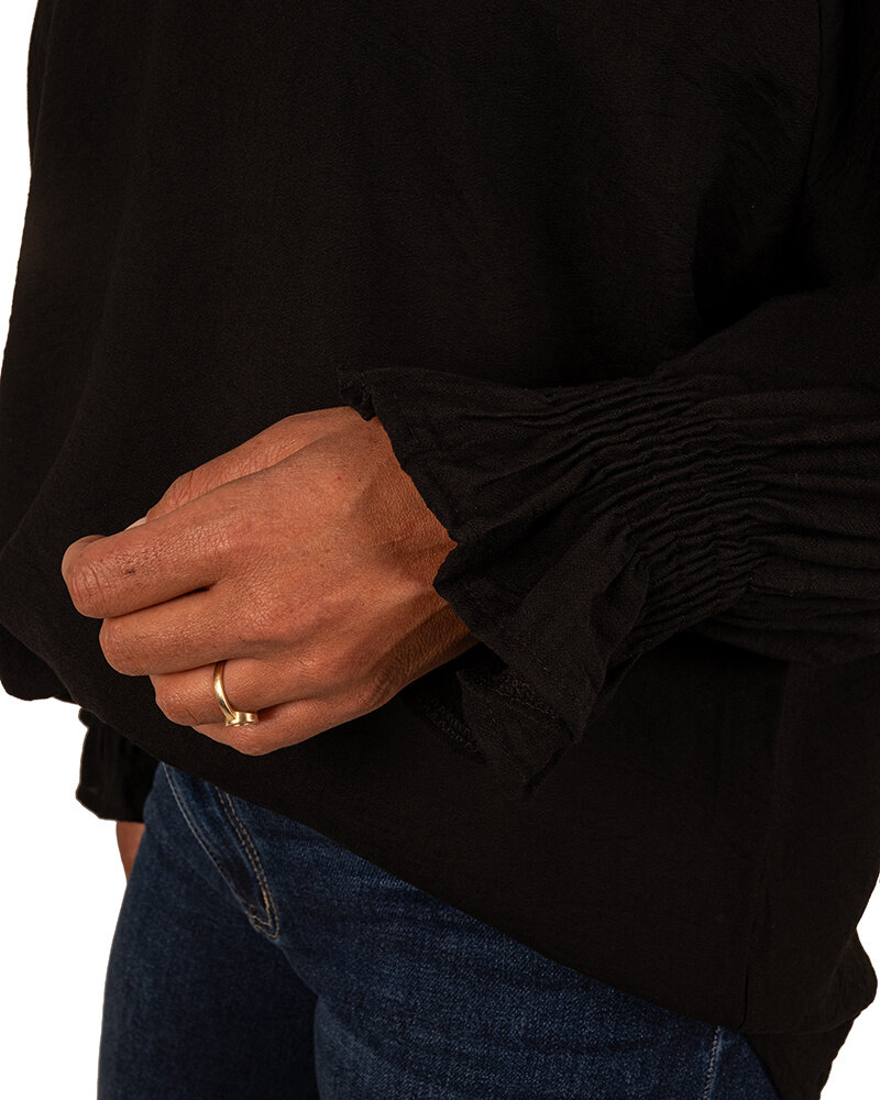 Zwarte blouse met gouden mouw applicatie van Gemma Ricceri