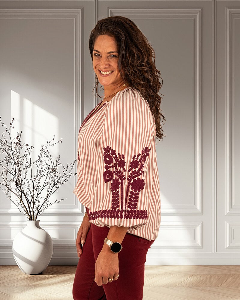 Bordeaux/ecru gestreepte blouse met borduur van Millenium