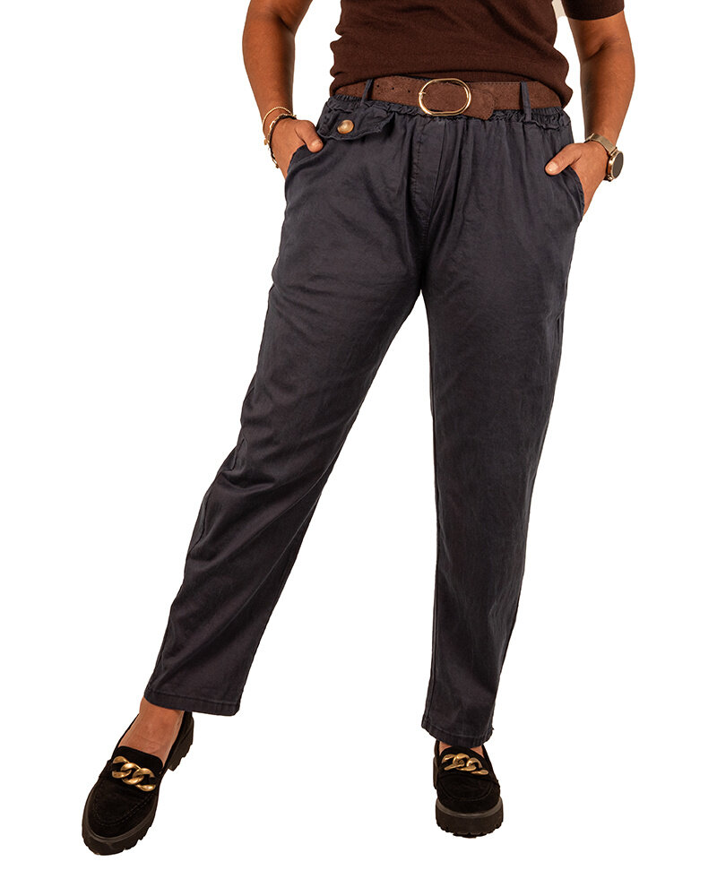 Donkerblauwe stretch broek met riem van Héra