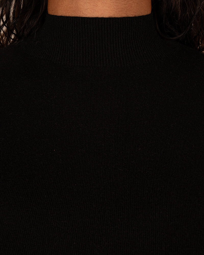 Zwart shirt met opstaand boordje van Aviva