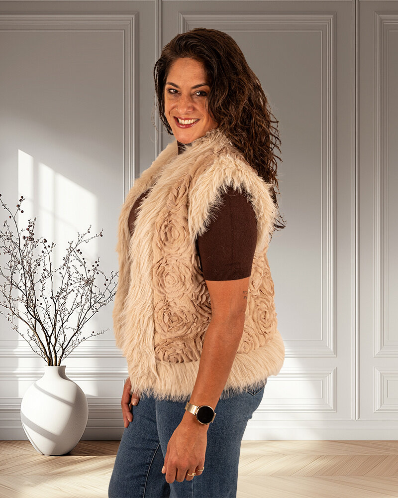 Beige faux fur bodywarmer rozen van By Clara