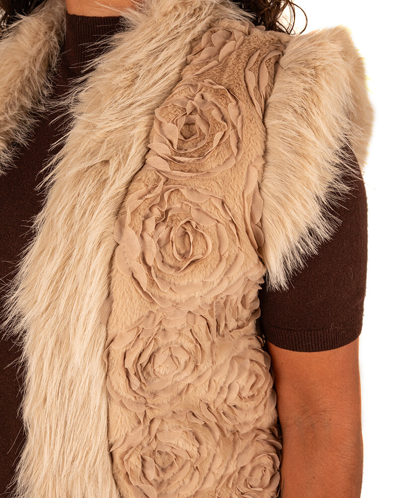 Beige faux fur bodywarmer rozen van By Clara