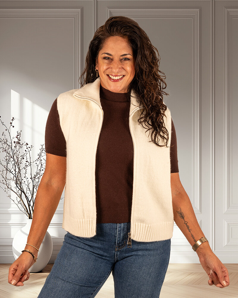 Ecru bodywarmer van Majoe Studio