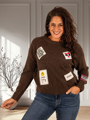 Donkerbruine trui badges van Flamant Rose